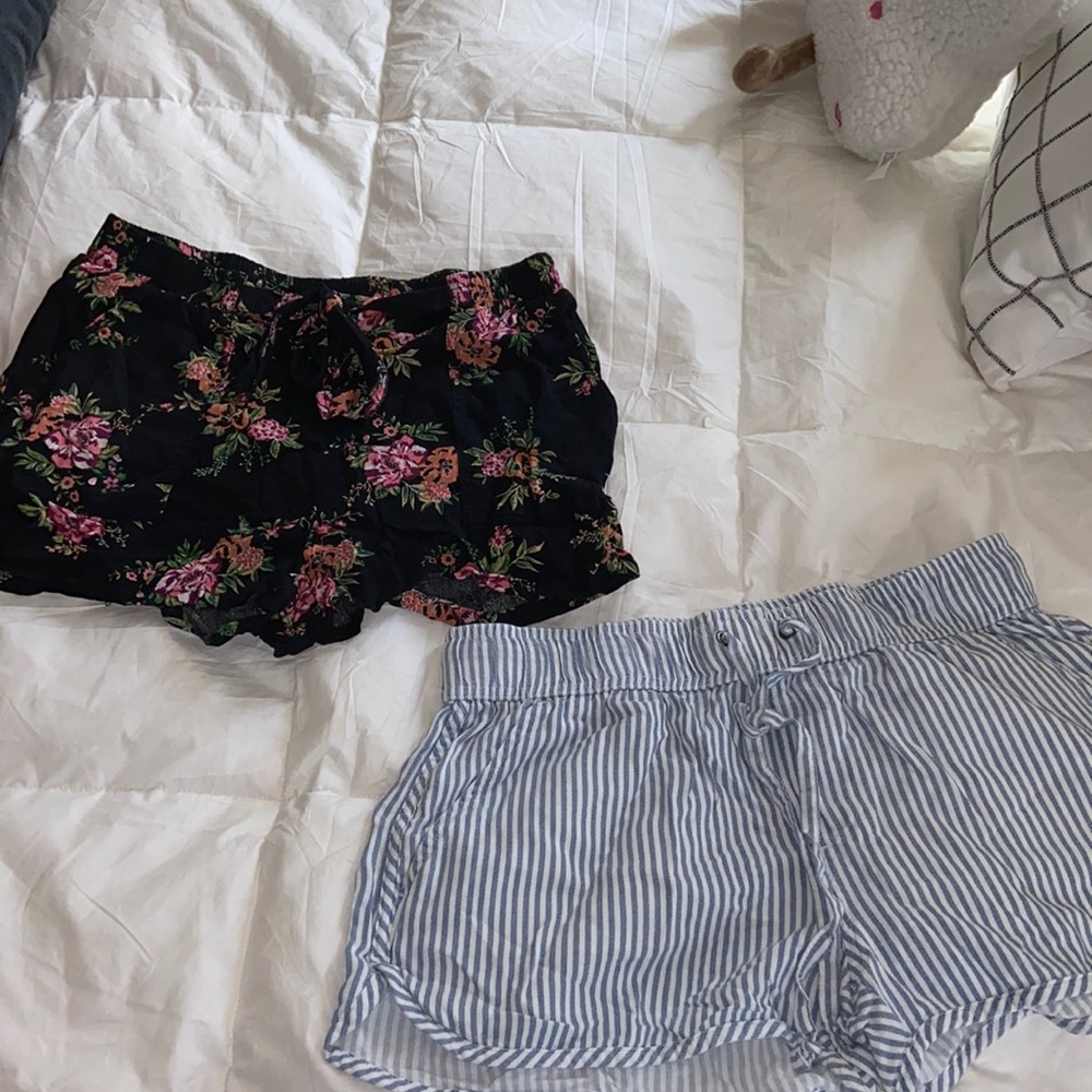 2 pairs of juniors shorts